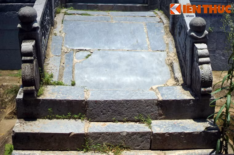 Từ Tích thiện am lên cầu phải bước qua hai bậc cấp bằng đá.