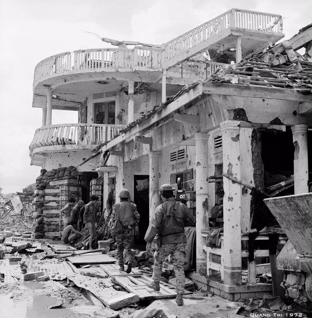 Binh sĩ Sài Gòn đồn trú trong một tòa nhà lỗ chỗ vết đạn ở Quảng Trị.