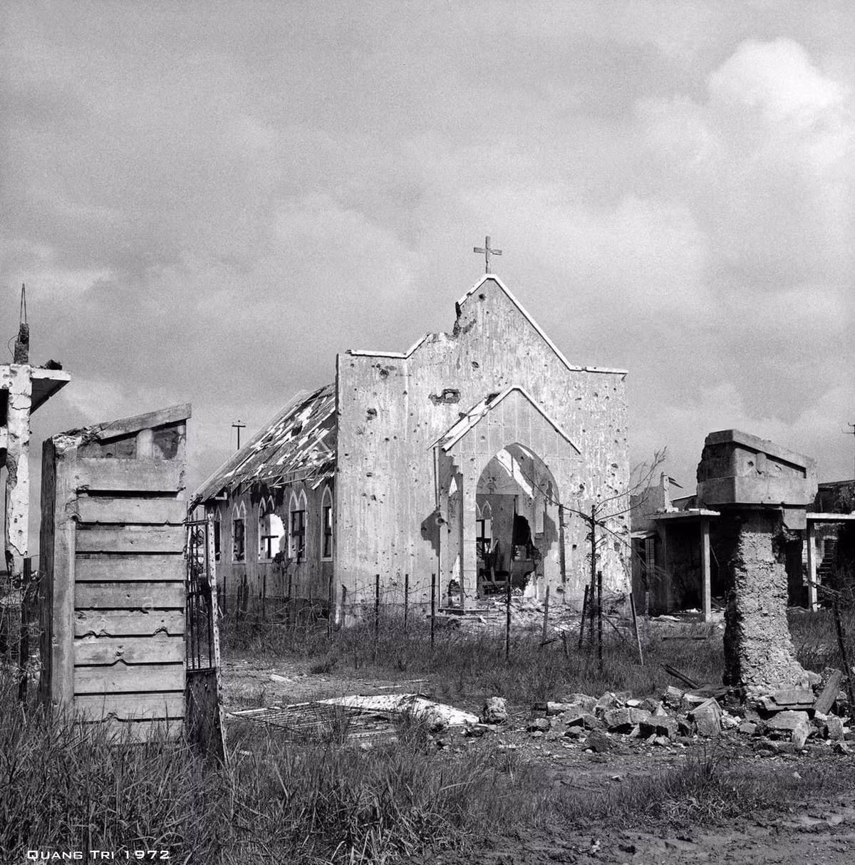 Một nhà thờ Tin Lành bị phá hủy do chiến sự.