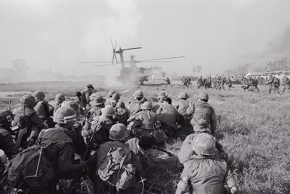 Trực thăng Mỹ sơ tán các cố vấn Mỹ và sĩ quan cao cấp của quân đội Sài Gòn ở Quảng Trị ngày 1/5/1972. Ảnh: Corbis.