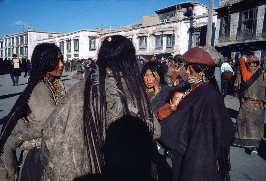 Những người phụ nữ Tây Tạng tán chuyện trên phố. Ảnh: Hiroji Kubota/ Magnum Photos.
