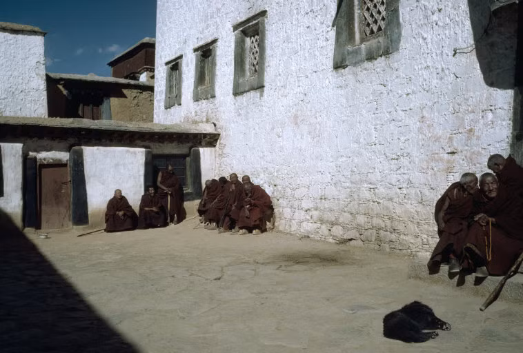 Các nhà sư trong sân một ngôi chùa. Ảnh: Hiroji Kubota/ Magnum Photos.