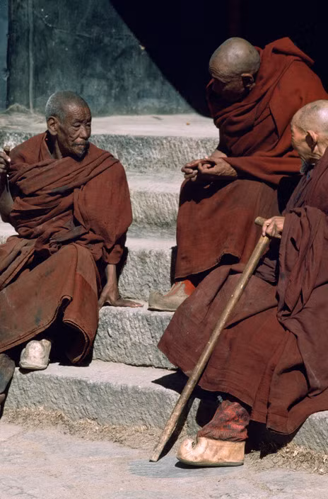 Ba nhà sư trò truyện với nhau. Ảnh: Hiroji Kubota/ Magnum Photos.