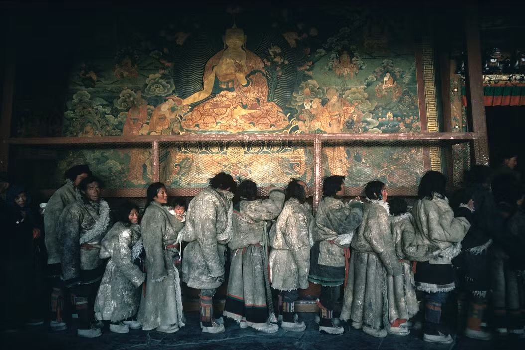 Người hành hương trong sảnh chính chùa Jokhang. Ảnh: Hiroji Kubota/ Magnum Photos.
