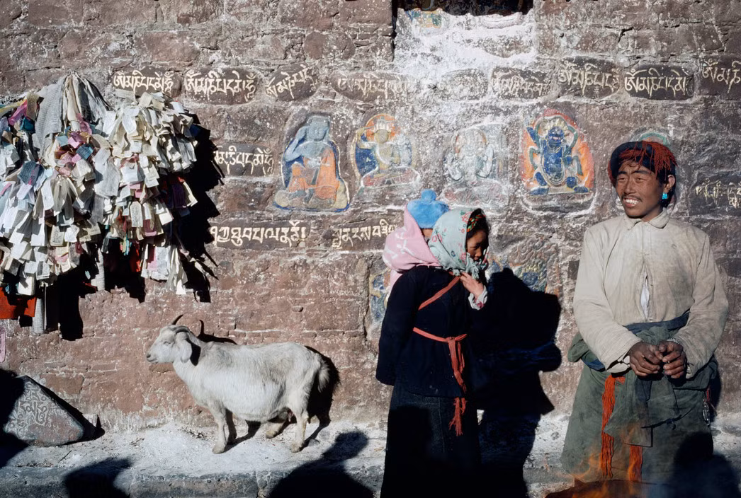 Cặp đôi và chú dê bên ngoài chùa Jokhang. Ảnh: Hiroji Kubota/ Magnum Photos.
