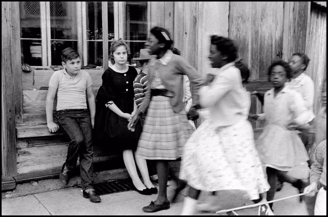 Nhóm nữ sinh da đen đi ngang qua các học sinh da trắng ở Hampton, Virgina 1962. Ảnh: Bruce Davidson/ Magnum Photos.