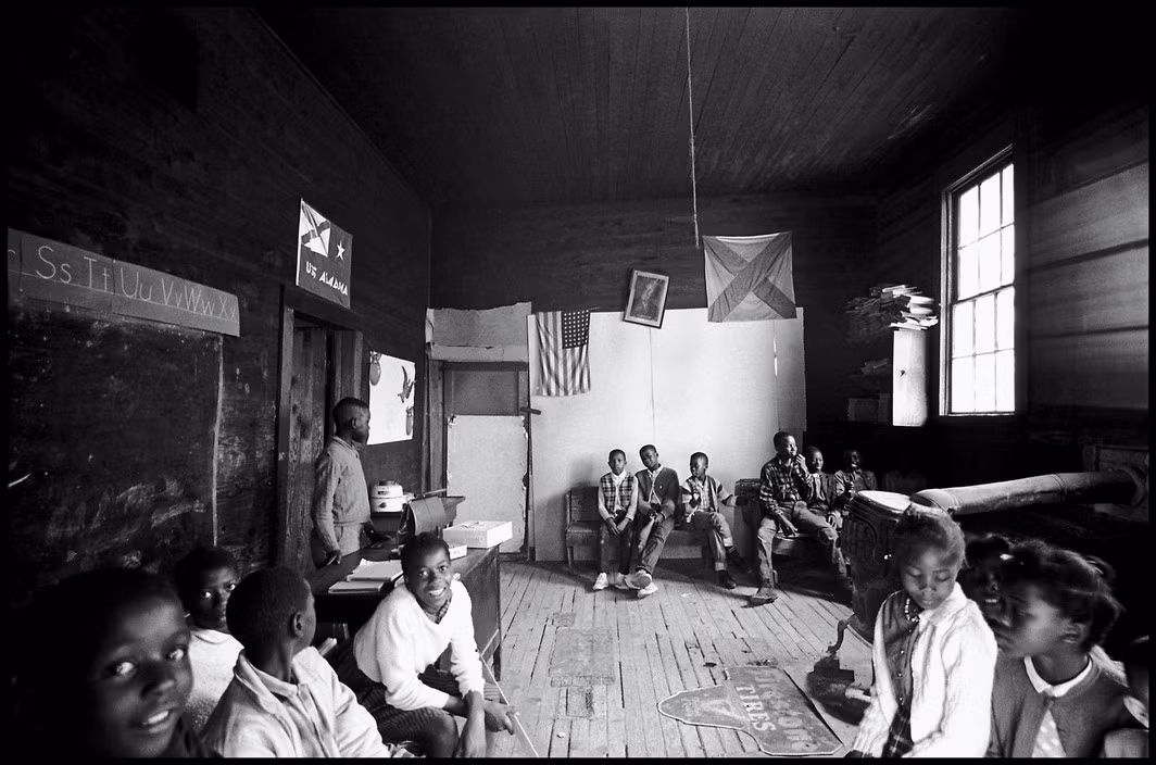 Trong trường học dành cho người da màu chỉ gồm một căn phòng tạm bợ ở Alabama, 1965. Ảnh: Bruce Davidson/ Magnum Photos.