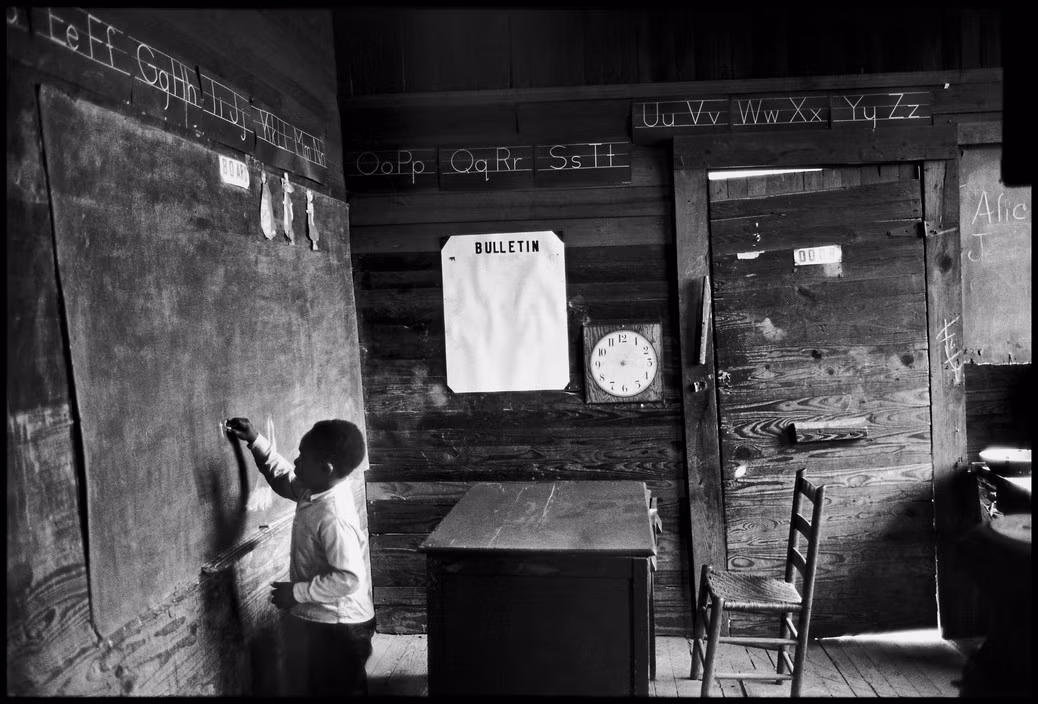 Trong trường học dành cho người da màu chỉ gồm một căn phòng tạm bợ ở Alabama, 1965. Ảnh: Bruce Davidson/ Magnum Photos.