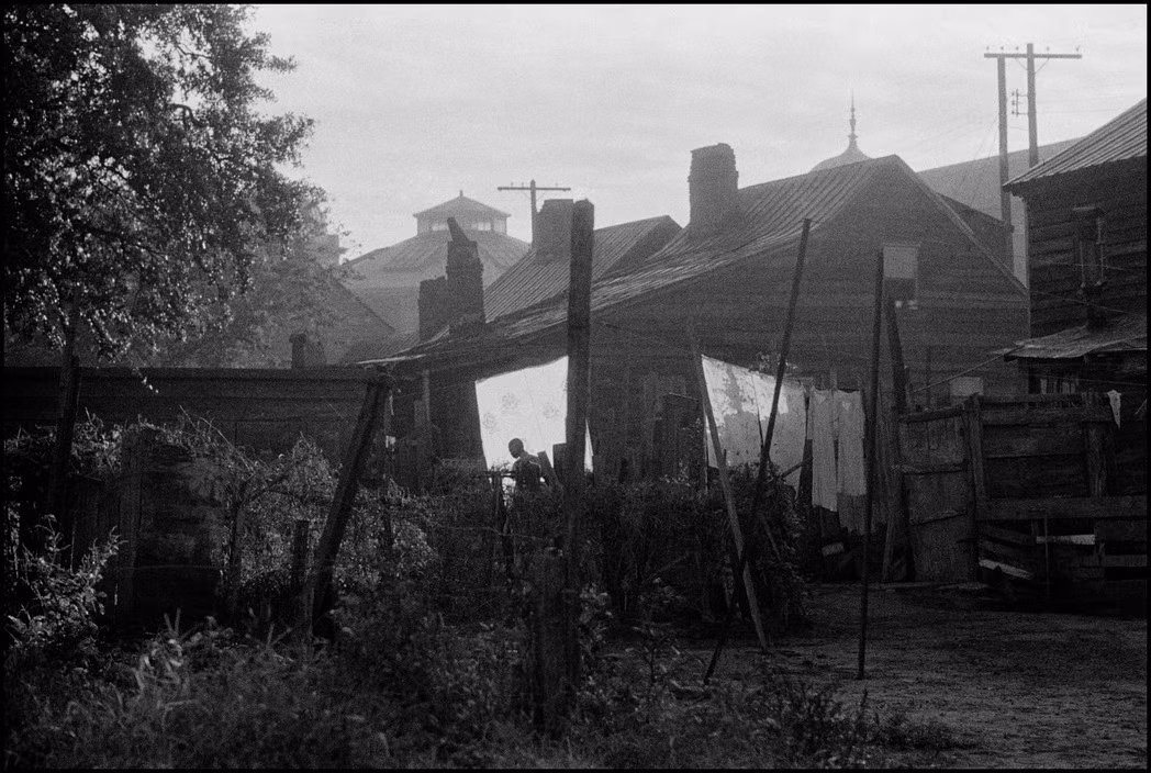Một khu nhà của người Mỹ da đen ở Savannah, Georgia, 1962. Ảnh: Bruce Davidson/ Magnum Photos.
