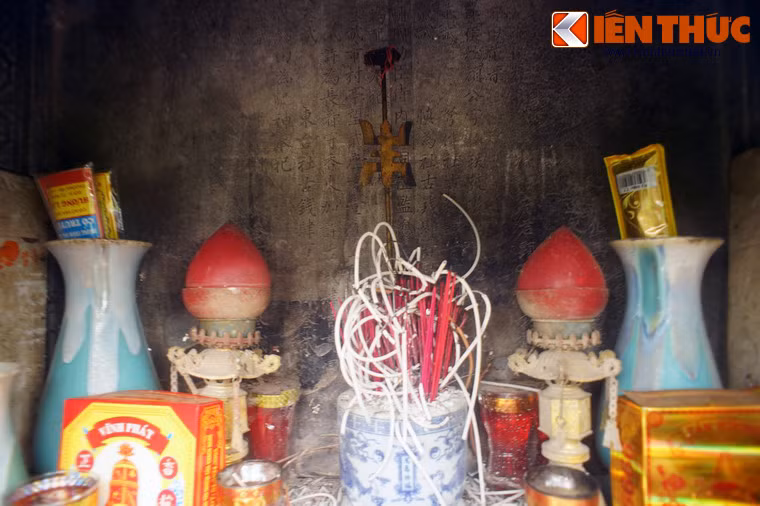 Bên trong nhà bia có một tấm bia cỡ lớn, cao 2,15m, rộng 1,25m, dày 0,42m được đựng tháng 11/1733, mặt trước ghi lại công đức ba đời của Quận công Đỗ Bá Phẩm, mặt sau để trống.