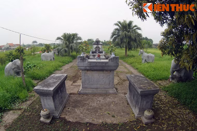 Khu sinh phần cách cổng lăng khoảng 15m, là nơi tập trung các giá trị nghệ thuật kiến trúc của công trình.