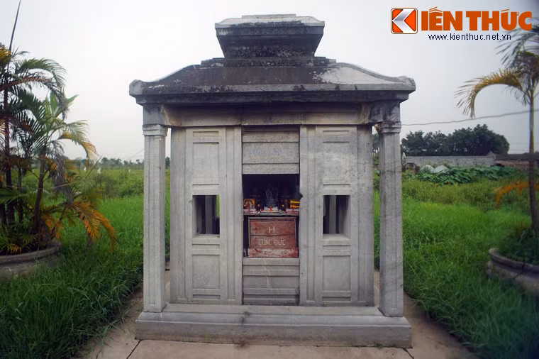 Nhà bia cao 4m, có bốn cột đỡ lấy tấm mái cong bốn phía, nóc có chỏm tháp nhô lên. Công trình này gồm 20 chi tiết lắp ghép với nhau hoàn toàn bằng mộng, không hề sử dụng một chất kết dính nào.