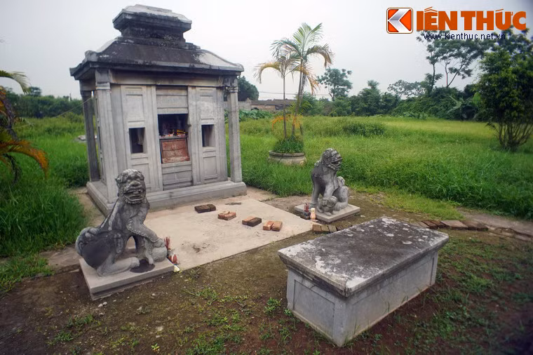 Sau hương án trung là nhà bia, công trình kết thúc khu sinh phần. Trước nhà bia có một sập đá và cặp tượng nghê.