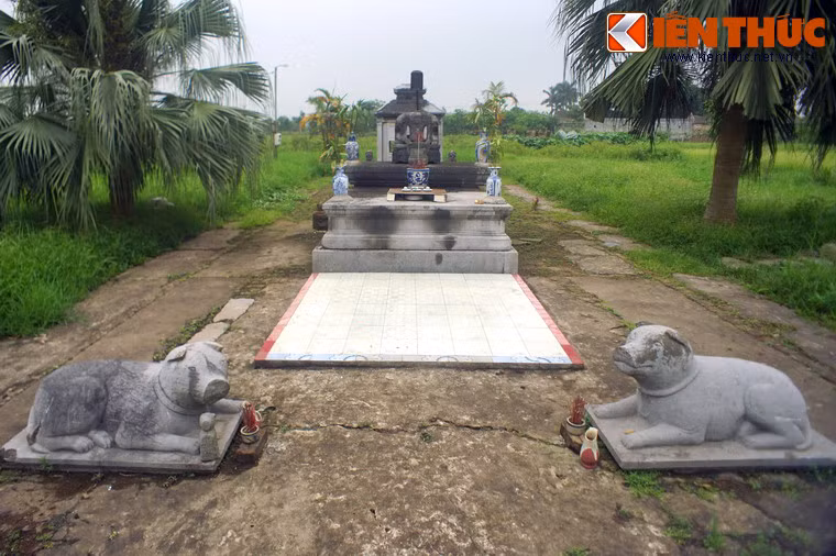 Trong trận lũ lịch sử năm 1914, phù sa bồi dày hơn 2 m lên cánh đồng trũng, phủ kín quần thể lăng đá. Năm 1986, khi cải tạo ruộng đồng, người dân tái phát hiện khu lăng mộ. Các nhà khảo cổ đã tiến hành khai quật và khôi phục lại công trình.