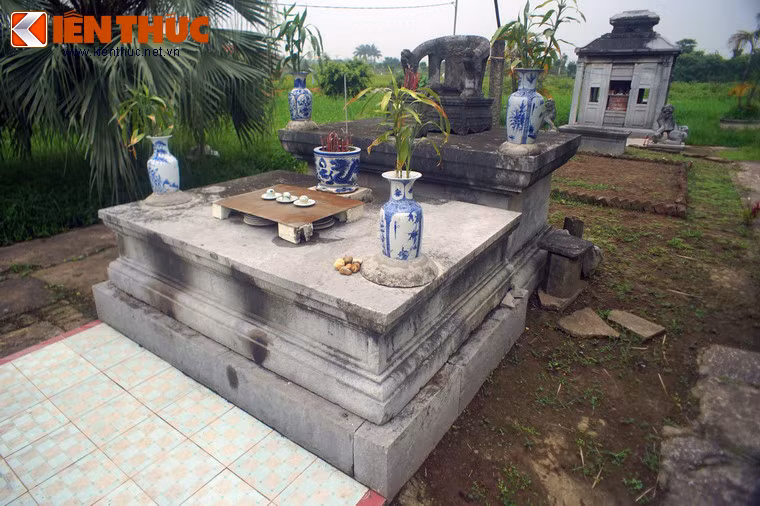 Năm 1733, tìm thấy thế đất hợp phong thủy, ông cho người chở đá từ Đông Triều (Quảng Ninh) về xây lăng làm nơi an nghỉ vĩnh hằng.