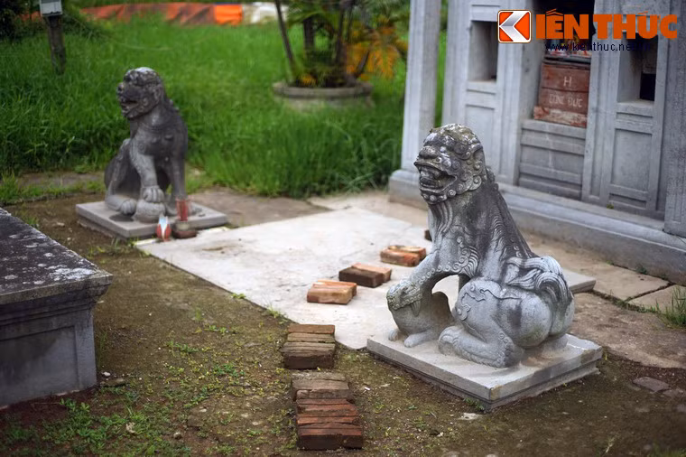 Đôi nghê chầu được tạo hình với mồm ngậm ngọc, dáng khỏe khoắn và sinh động. Nghê bên trái đặt chân lên nghê con, nghê bên phải đặt chân lên quả cầu.