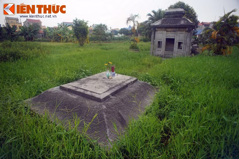 Mộ phần nằm sau nhà bia, hình mui rùa nhưng có chóp đỉnh và bốn mái cong.