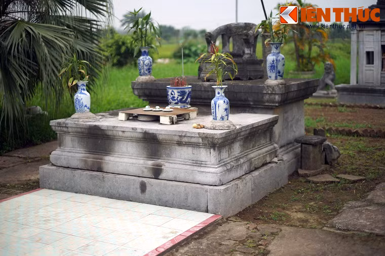 Hương án trung là một cụm gồm hai hương án, cái sau cao hơn cái trước. Trên hương án sau đặt một chiếc ngai bằng đá, kiểu dáng giống những chiếc ngai gổ thường được đặt trong hậu cung các đình làm để thờ bài vị thành hoàng.