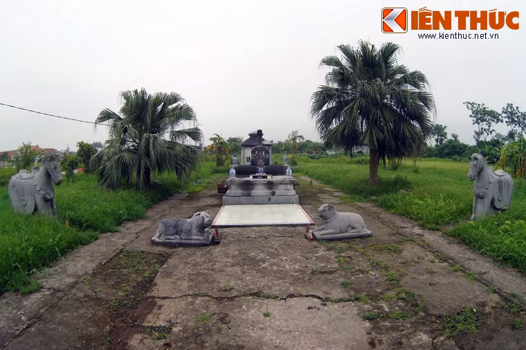 Sau hương án tiền là hương án trung với tượng chó và tượng ngựa đối xứng hai bên.