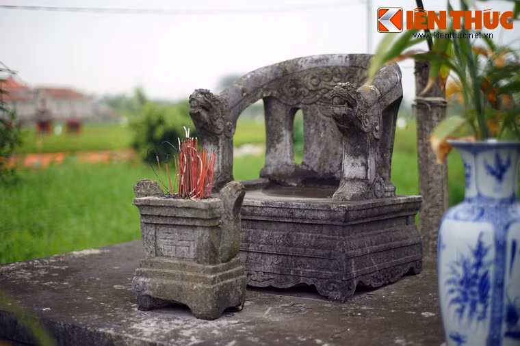 Ngai được chạm lộng và chạm bóng khá sắc sảo, không thua kém gì chạm khắc trên gỗ.