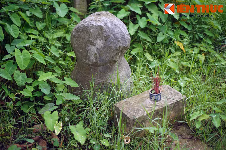 Khu cổng lăng bắt đầu từ tượng chó đeo vòng lục lạc, ngồi canh cổng.