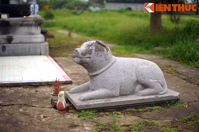 Nhưng lăng chưa kịp hoàn thiện thì có gian thần trong triều dèm pha với chùa Trịnh Giang cho rằng Quận công mưu đồ làm phản, nên ông bị đày ra Quảng Ninh rồi mất ở đây. Sau đó, khu lăng đá của ông bị bỏ hoang một thời gian dài.