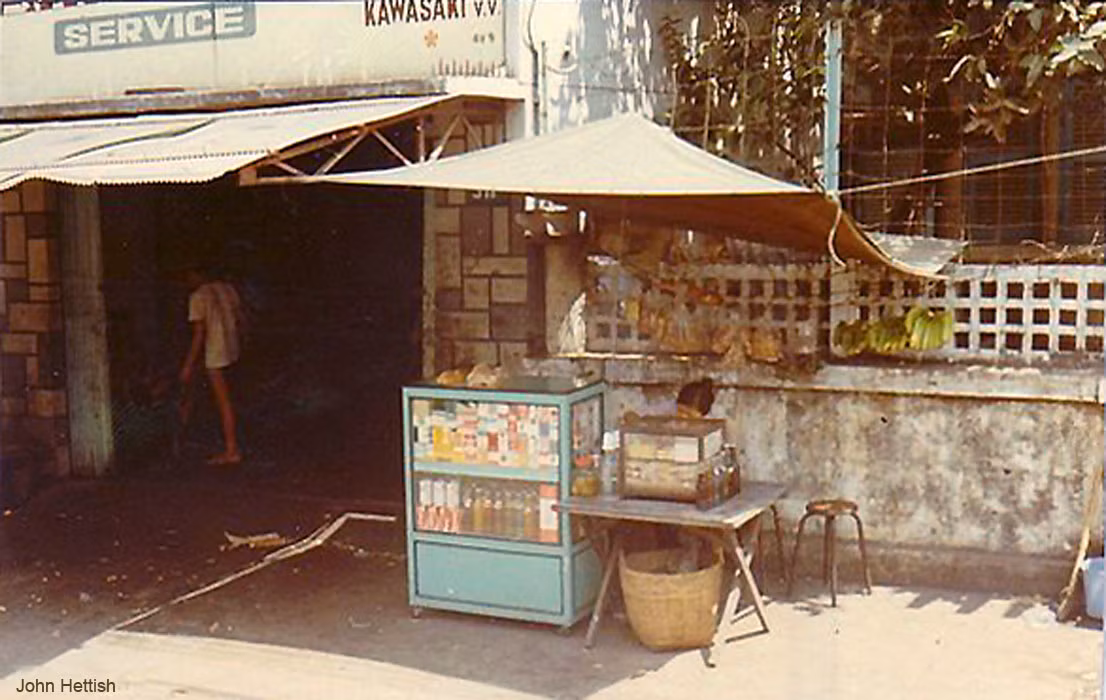 Tiệm tạp hóa vỉa hè.