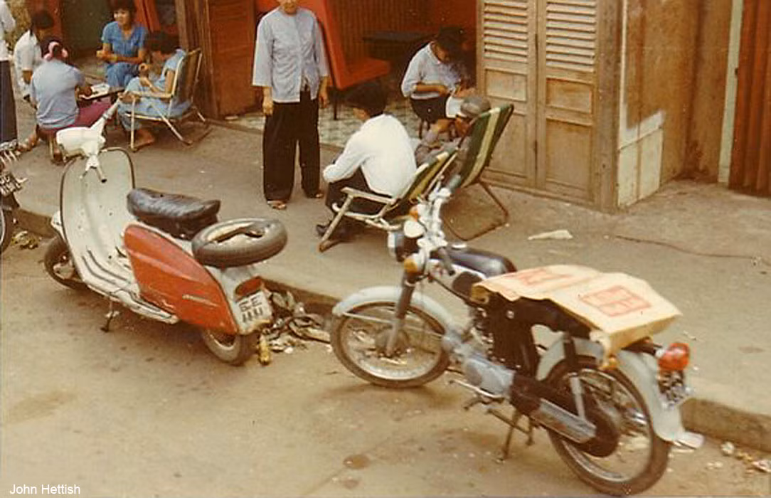 Những chiếc xe máy bên vỉa hè.