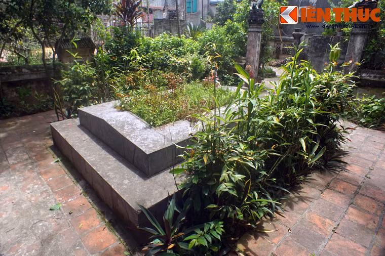 Theo chính sử, Phùng Khắc Khoan (1528-1613) là một vị quan và một nhà thơ để lại nhiều tác phẩm giá trị dưới thời Lê trung hưng. Năm 1580, khi đang làm quan, ông vẫn đi thi và đỗ Nhị giáp tiến sĩ ở tuổi 52 tuổi. Đến năm 70 tuổi, ông đi sứ nhà Minh và được ca ngợi vì cách ứng xử khôn khéo.