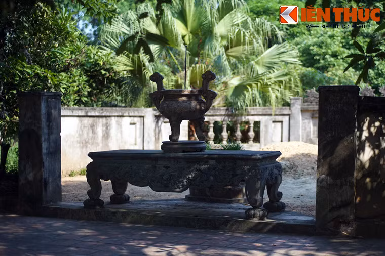 Sau gần hai thiên niên kỷ, những kiến trúc cũ của lăng mộ Sĩ Nhiếp đã phai nhạt theo thời gian. Nơi an nghỉ của vị quan Thái thú được người Việt ngưỡng mộ ngày nay khá đơn sơ với một số công trình được xây dựng những năm gần đây.