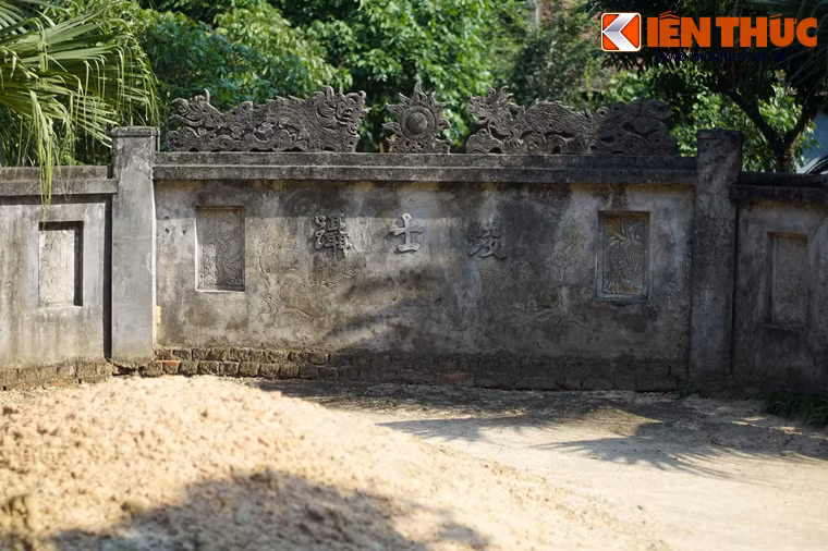 Một giai thoại khác kể rằng khi quân nước Lâm Ấp (tiền thân của vương quốc Chămpa) cướp phá thành Luy Lâu, chúng quật cả mồ Sĩ Nhiếp lên. Khi thấy thi hài của ông vẫn còn khí sắc sau gần 200 năm chôn cất, chúng hoảng quá đành lấp lại mà lui binh...