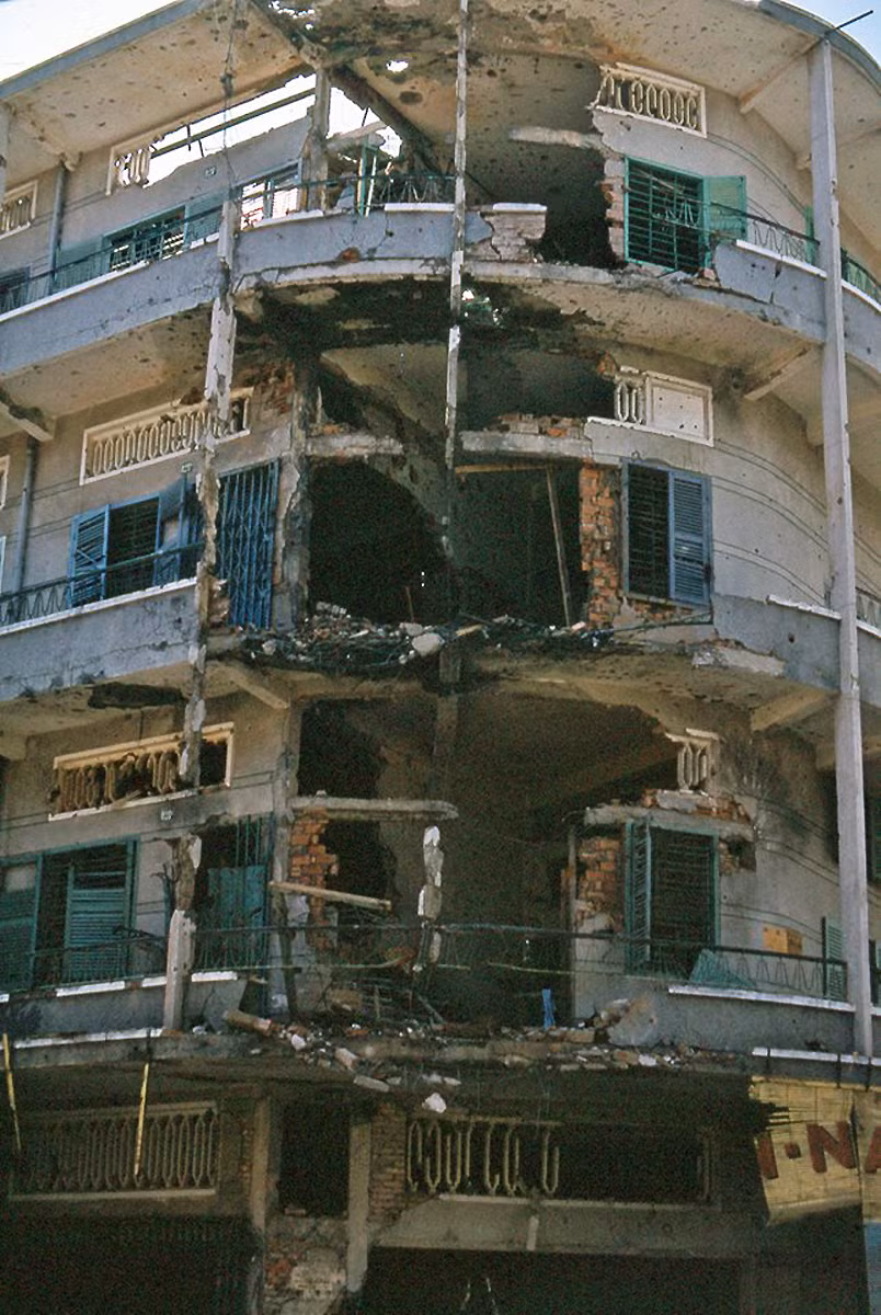 Tòa bị bom đạn phá nham nhở góc góc ngã tư Nguyễn Trãi - Phùng Hưng, nay là hiệu thuốc Hạnh Đức Đường số 826 Nguyễn Trãi. Ảnh: Jim Giarrusso.