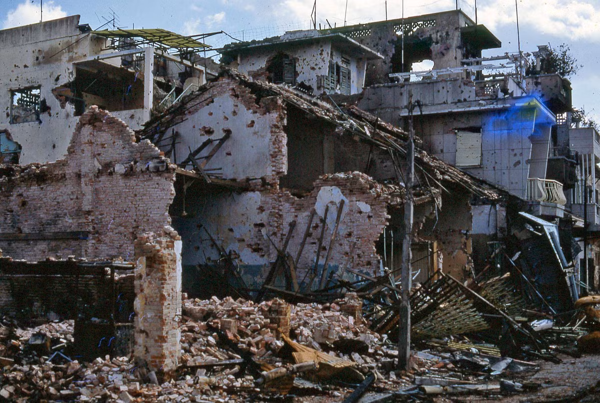 Những ngôi nhà biến thành đống gạch vụn do hỏa lực của Mỹ trong sự kiện Tết Mậu Thân ở Chợ Lớn. Ảnh: Jim Giarrusso.