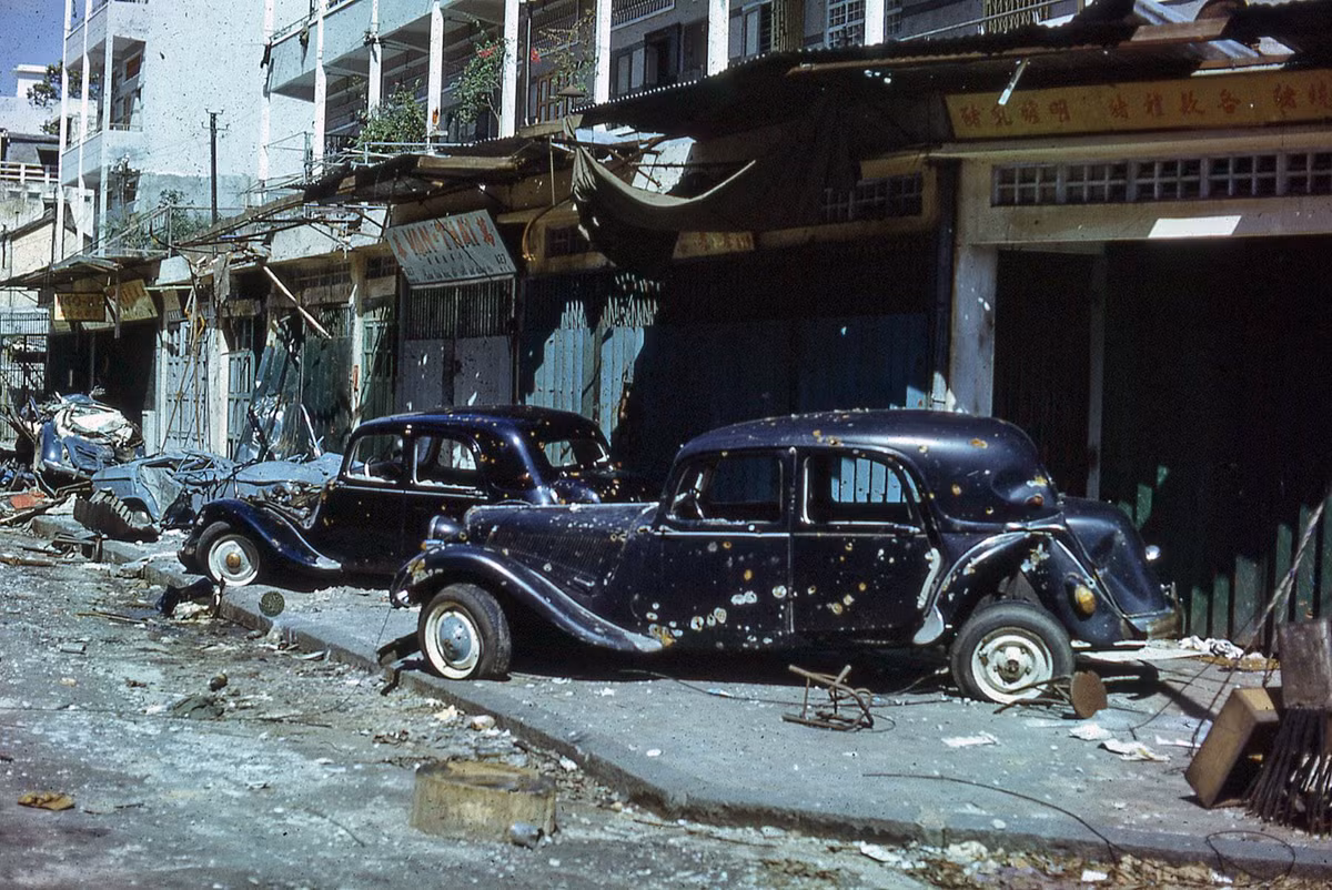 Hai chiếc Citroën Traction Avant bị hư hại nặng nề ở góc Nguyễn Trãi - Phùng Hưng. Ảnh: Jim Giarrusso.