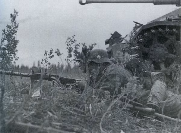 Bộ binh Đức trong trận chiến ở rừng Volkhovsky. Ảnh: English Russia.