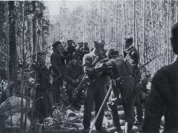 Một nhóm binh sĩ Liên Xô bị quân Đức bắt giữ. Ảnh: English Russia.