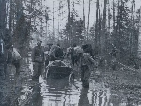 Con đường lầy lội trong khu rừng sau các trận mưa. Ảnh: English Russia.