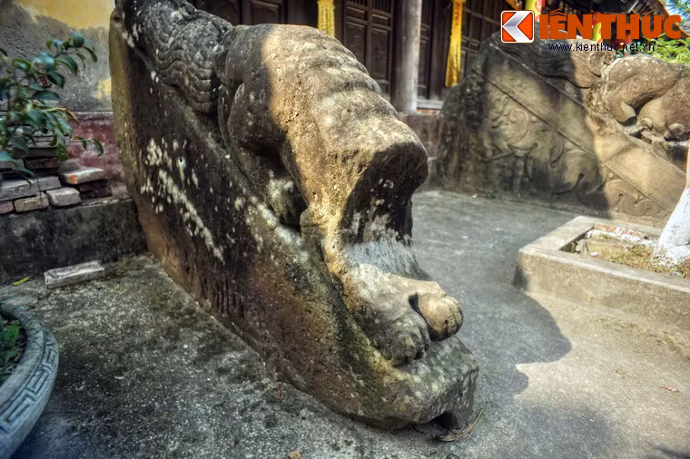 Những hiện vật thời Lý khác của chùa Hương Lãng là một loạt bức tay vịn bằng đá đồ sộ nằm trước Phật điện.