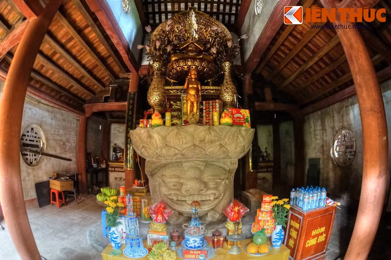 Giá trị kiến trúc đặc sắc nhất còn được lưu giữ ở chùa là hệ thống hiện vật thời Lý rất độc đáo. Nổi bật trong đó là tượng sư tử đá, hay còn gọi là tượng ông Sấm, được đặt ở hậu cung của chùa.