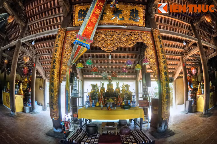 Ngoài thờ Phật, chùa Hương Lãng còn thờ Hoàng Thái Hậu Ỷ Lan - một người phụ nữ đã có những đóng góp to lớn cho việc trị quốc cũng như sự phát triển phật giáo của nhà Lý.