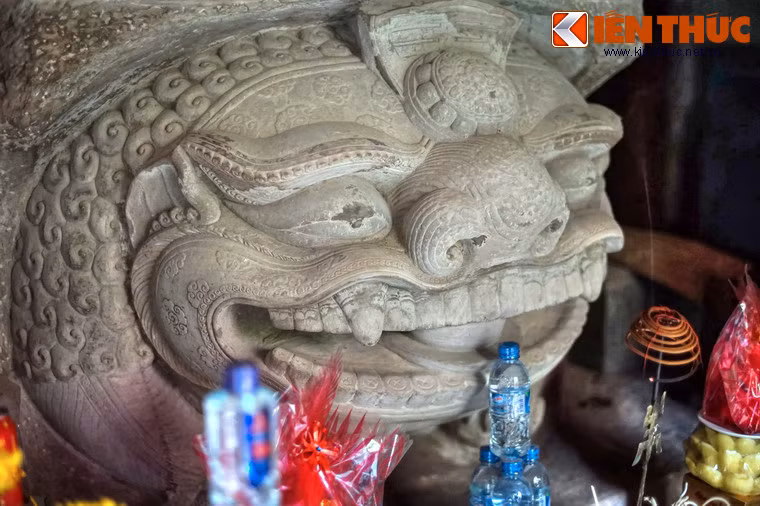 Bức tượng được tạo hình từ một tảng đá nguyên khối, thể hiện linh vật sư tử trong tư thế phủ phục trên bệ đá, đầu đội tòa sen, có chiều dài khoảng 2m, cao khoảng 1,2m, dáng khẻa khoắn với những hoa văn tinh tế, đặc trưng thời Lý. Theo phỏng đoán, đây là phần bệ của tượng Phật đặt trong chính điện chùa xưa.