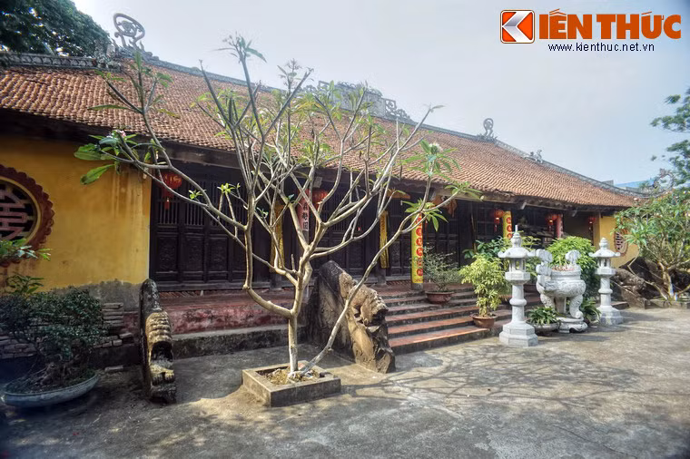 Được mở rộng qua nhiều triều đại, chùa từng có quy mô lớn với bố cục kiến trúc kiểu “nội công ngoại quốc”. Đáng tiếc rằng trong kháng chiến chống Pháp, chùa đã bị phá huỷ. Các điện thờ của chùa hiện nay đều được xây lại sau năm 1954.