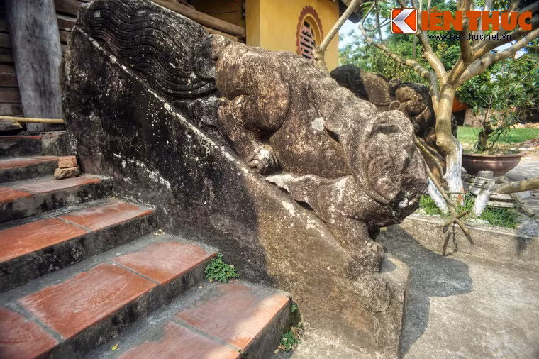 Dù không còn nguyên vẹn, số lượng và mức độ cầu kỳ của các bức tay vịn là minh chứng cho tầm vóc cùa chùa Hương Lãng thời kỳ khởi lập.