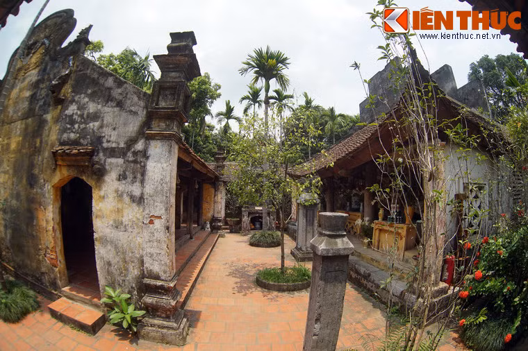 Từ hai bên nhà tam bảo có hai dãy hành lang có mái che dẫn xuống nhà Mẫu.