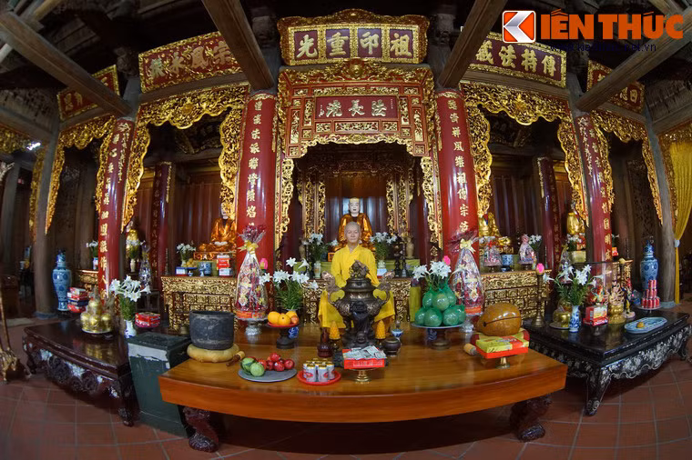 Bên trong nhà tổ có tượng sáp giống hệt người thật của Hòa thượng Thích Thanh Tứ (1927 - 2011), một vị lãnh đạo trụ cột của Giáo hội Phật giáo Việt Nam.