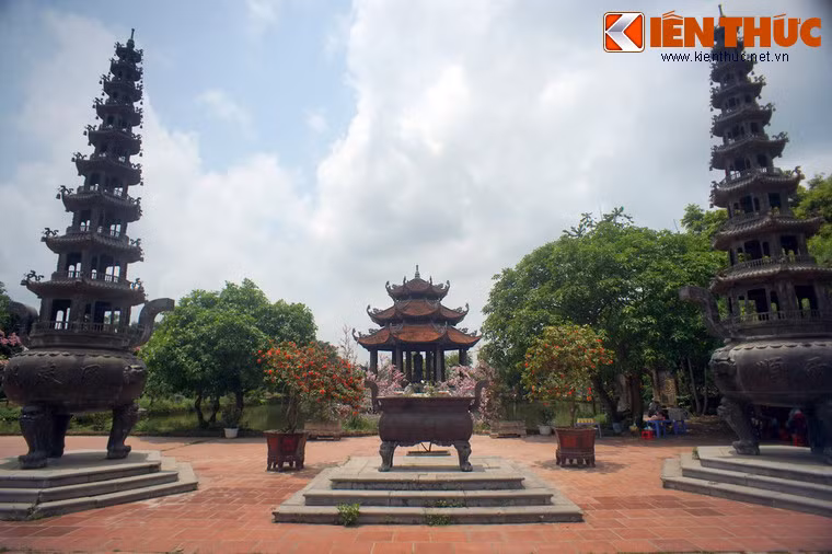 Phía trước cầu là hai tháp Cửu phẩm liên hoa bằng đồng được tạo tác rất kỳ công.