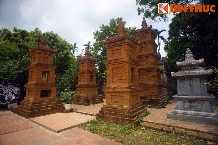 Cách lầu Quan Âm không xa là khu vườn tháp với nhiều tòa tháp bằng đá ong, là nơi an nghỉ của những nhà sư tu hành ở chùa.