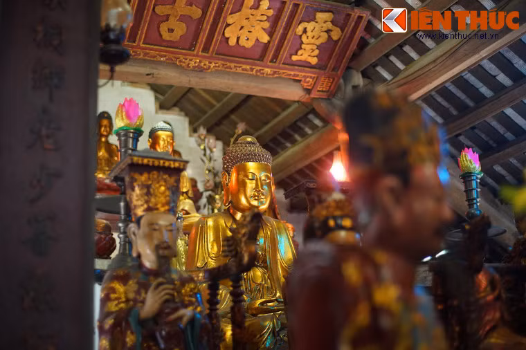 Các lớp tượng Phật, Bồ tát được bài trí ở gian trung tâm tòa tam bảo.