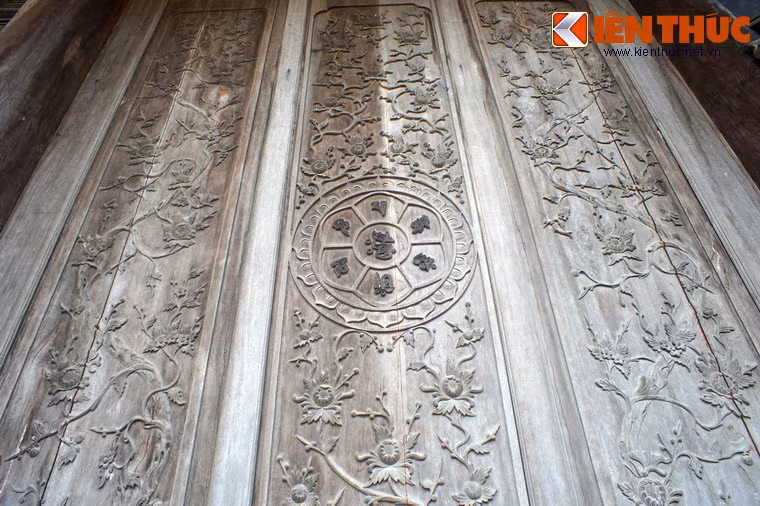 Không chí bề thế, tòa tam quan chùa Nôm còn là một tác phẩm điêu khắc gỗ tuyệt đỉnh với nhiều mảng chạm khắc vô cùng tinh xảo.