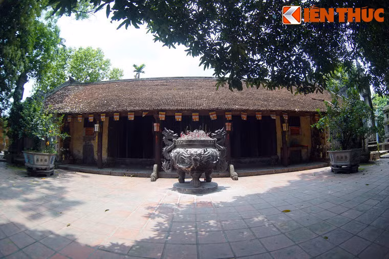 Sau hồ nước là khoảng sân gạch rộng và tòa tam bảo nằm ẩn mình trầm mặc dưới những tán cây cổ xum xuê.